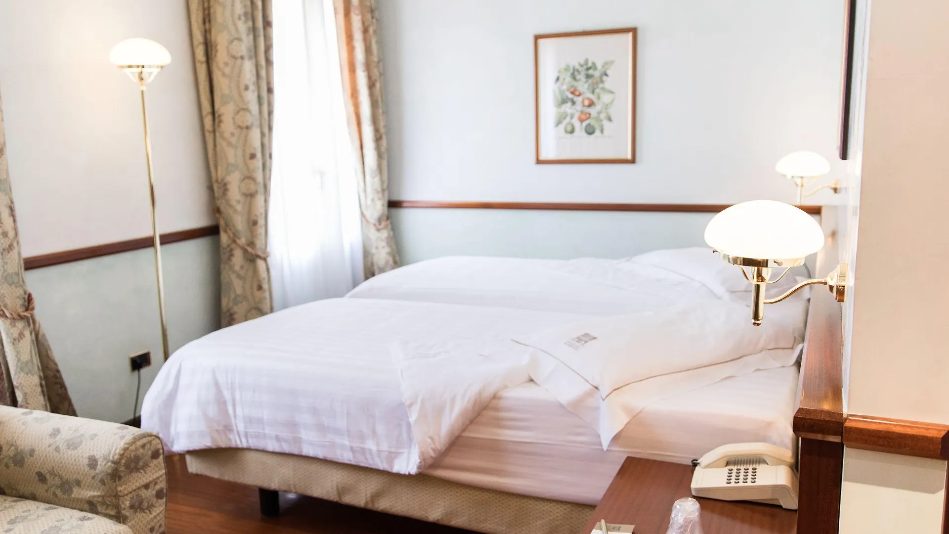 Phi Hotel Dei Medaglioni Correggio 4*,